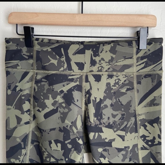 Lululemon RARE Tight StuffLeggings - Picture 8 of 13